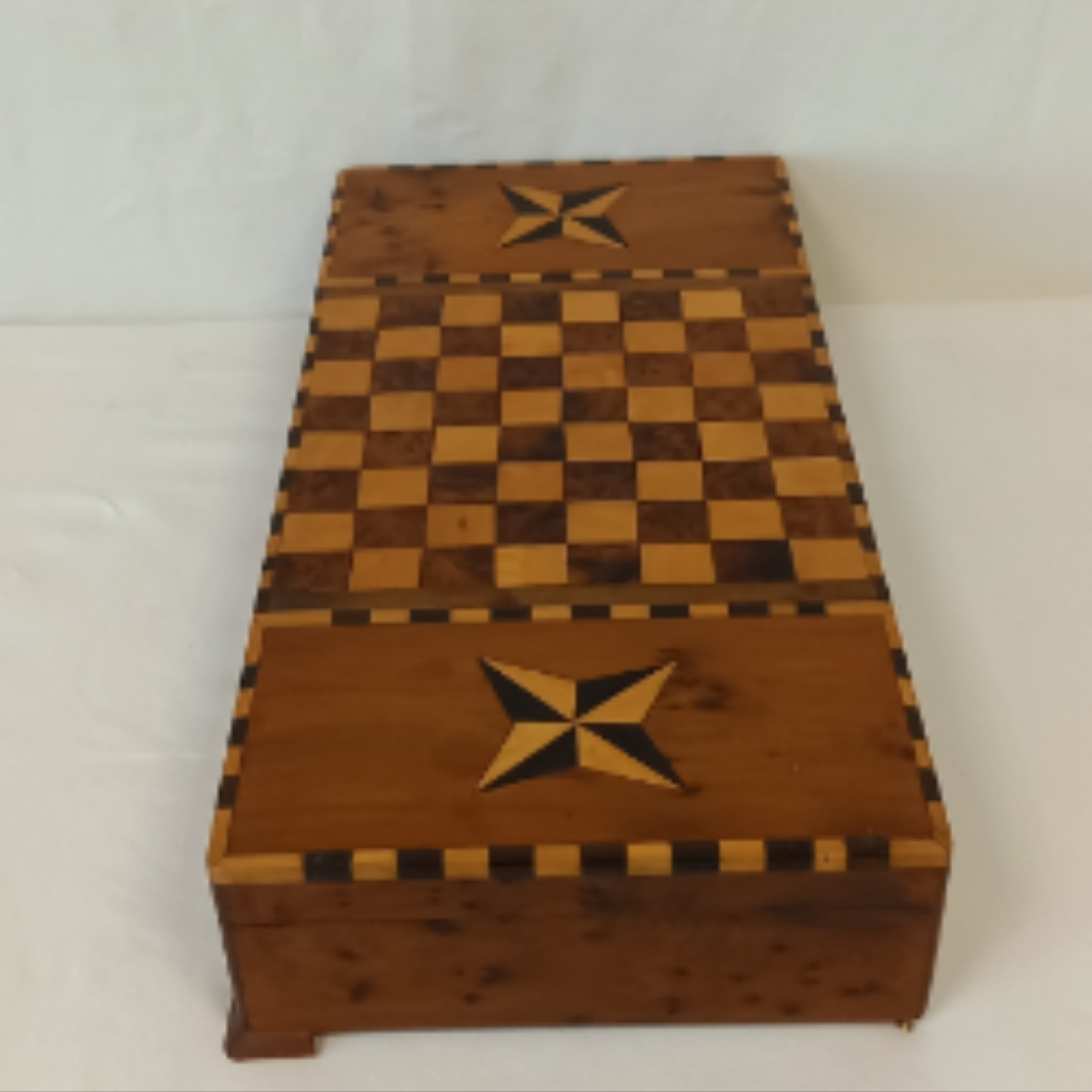 Voir photo 3 de Jeu d'échec en bois composé de 17 pièces plus un coffret. Jeu d'échec en bois composé de 17 pièces plus un coffret. Bon état - Vue 3 -